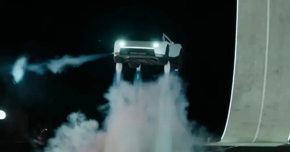 Ракеты в бампере и 96 км/ч за секунду: Tesla представила новый Roadster
