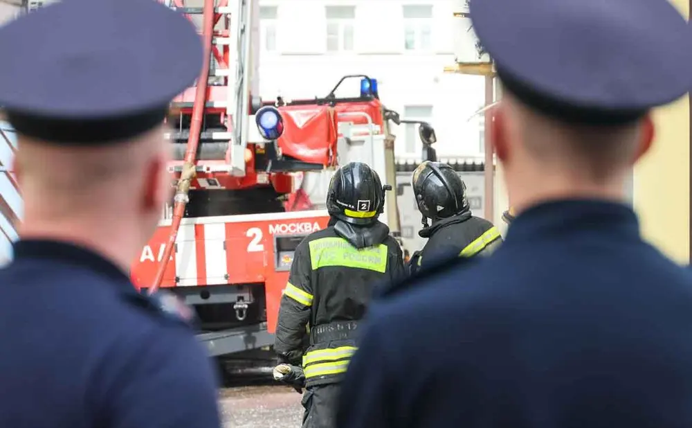 В Мытищах начался мощный пожар в частном секторе