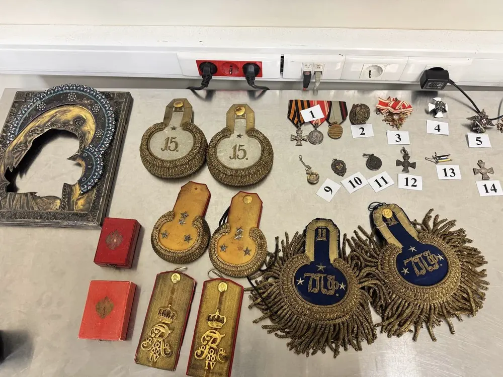 Таможенники в Пулково задержали пассажира с чемоданом исторических ценностей