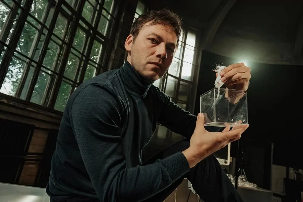 Завершились съёмки фантастического сериала «Живая» про ИИ-детектива — первые кадры
