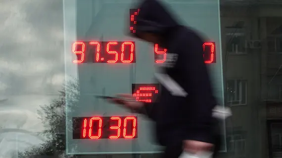 Официальные курсы доллара, евро и юаня почти не изменились