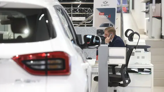 Продажи легковых автомобилей перешли к снижению