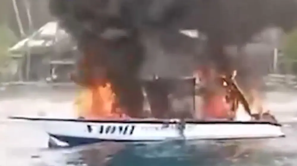Российские туристы прыгали в море с загоревшейся лодки у Бали. Видео