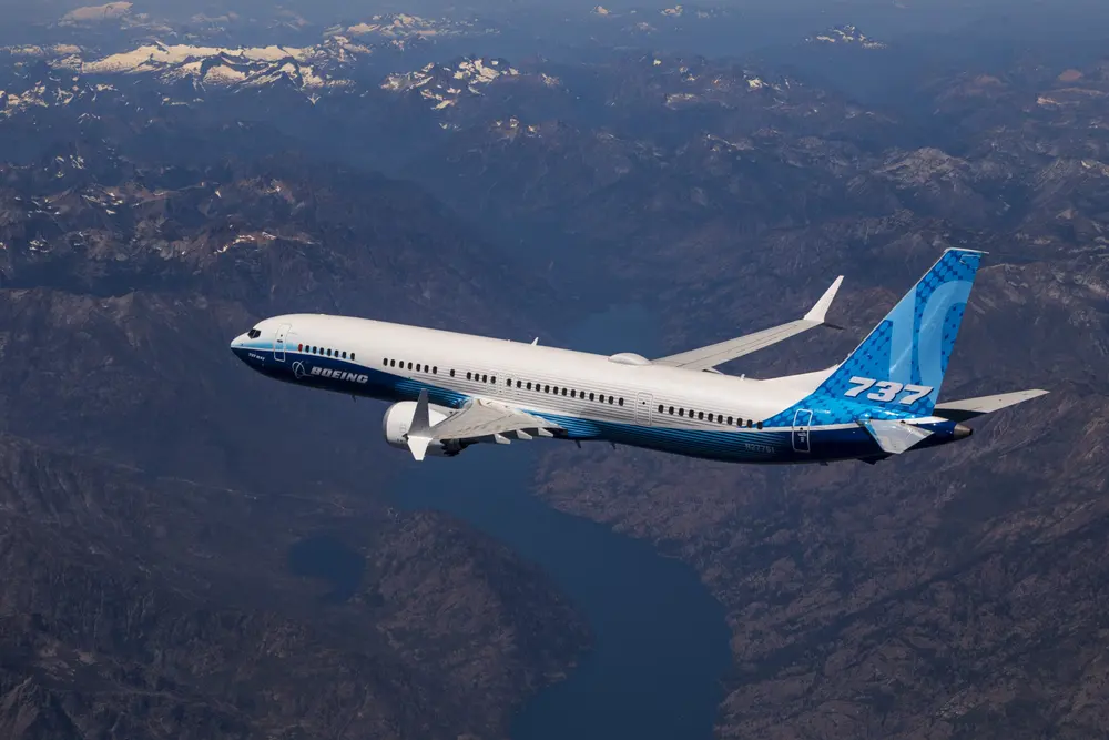 Самый большой вариант Boeing 737 Max, за которым стоит очередь, допустили к полётам