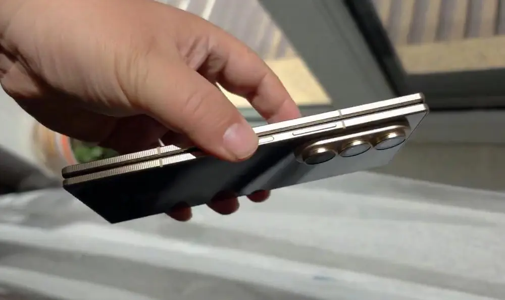 Новый премиум-флагман Samsung и единственный смартфон компании не из линейки Galaxy — Samsung W27⁠ показали вживую