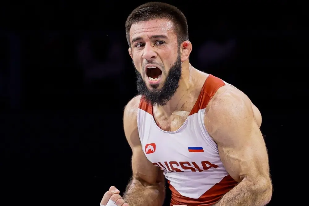 Российский борец Ибрагим Ибрагимов выиграл золото чемпионата мира с разрывом мениска