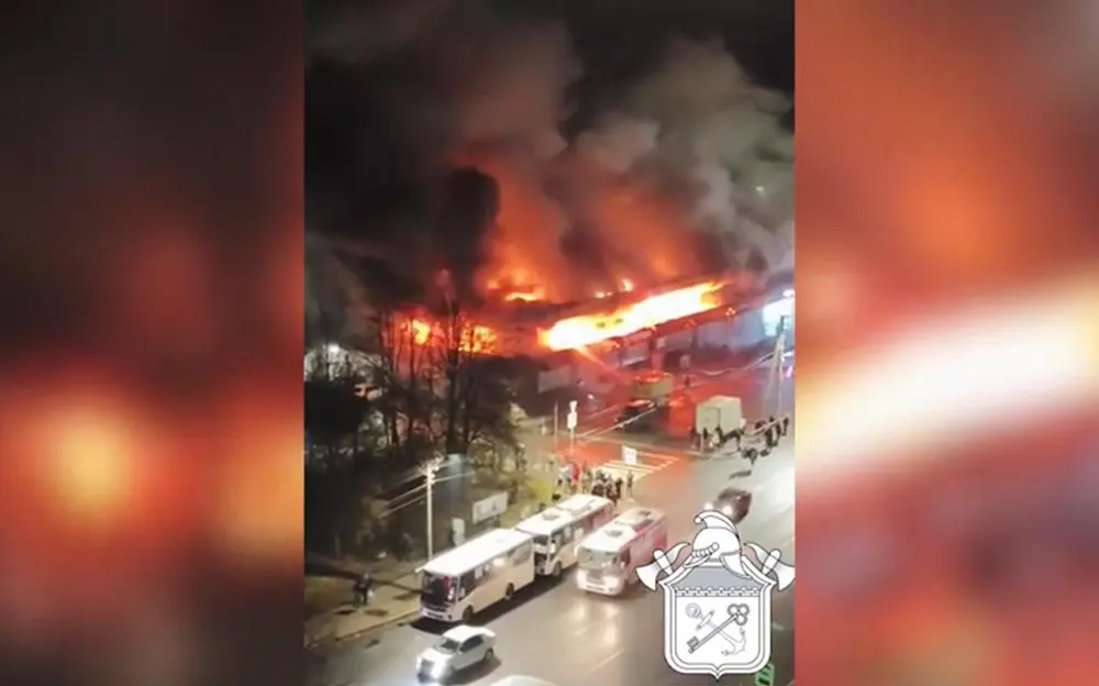 В Ленинградской области загорелся торговый центр. Видео