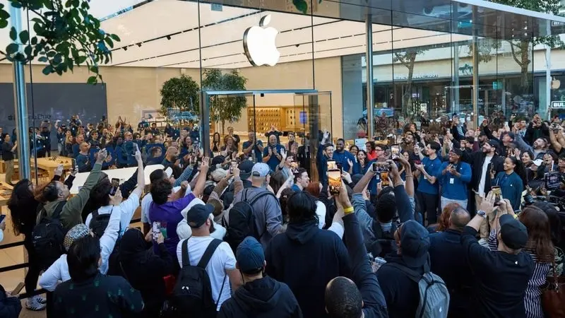 Как во времена первых «Айфонов»: старт продаж iPhone Duo собрал у магазинов Apple большие очереди