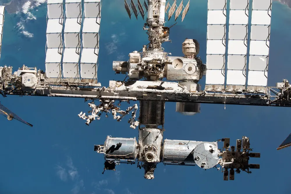 Утечки воздуха на МКС не удалось устранить — NASA потребовало законсервировать камеру российского модуля «Звезда»