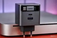 Нашёл зарядку UGREEN с кабелем, который прячется внутрь. Минус клубок на столе!