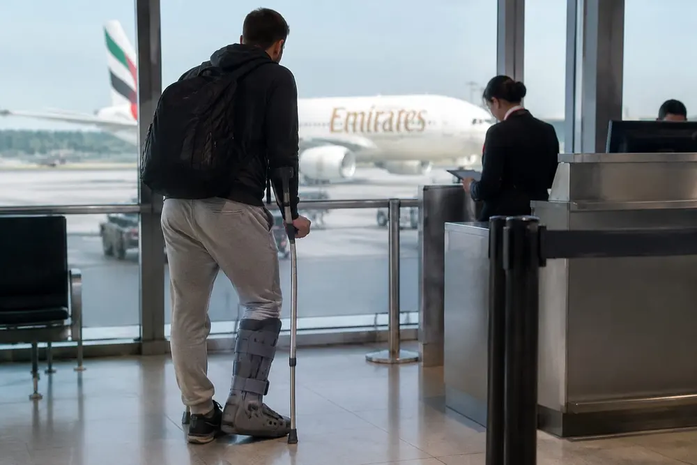 Emirates второй раз не пустила россиянина на рейс с Маврикия после травмы ноги