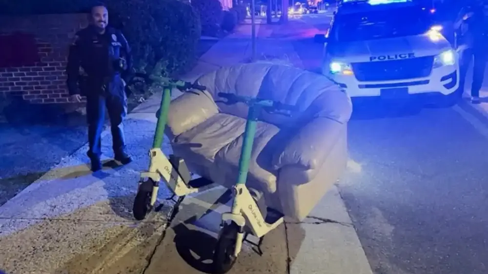 В США полиция остановила двух мужчин, которые ехали по улице на диване, движимом парой электросамокатов Lime