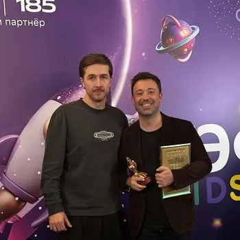 Валерий Сюткин вручил премию «ТЭФИ Kids» 2026 создателям музыки к фильму «Алиса в стране чудес».