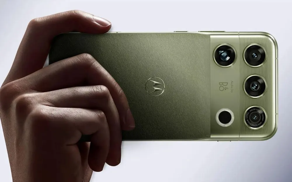 200 Мп, 100-кратный зум, Snapdragon 8 Elite Extreme Gen 6, охлаждение с частицами алмаза и 7 лет обновлений. Суперфлагман Motorola Signature 27 выходит в ноябре