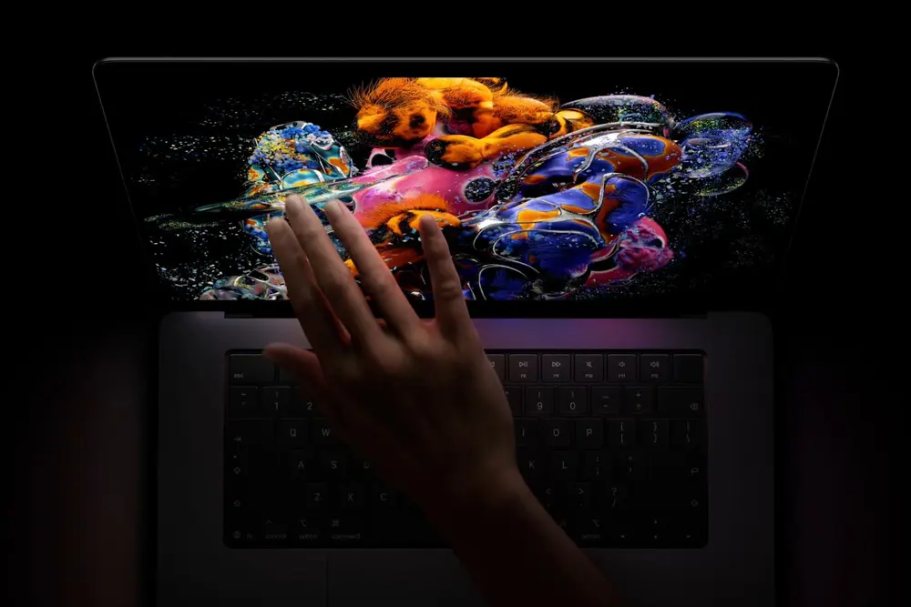 Apple представила ноутбук MacBook Pro с сенсорным экраном