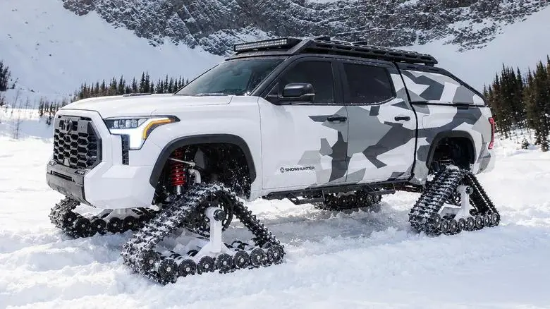 Toyota создала спецвнедорожники для российской зимы: Land Cruiser, Sequoia и Tundra получили гусеницы вместо колес