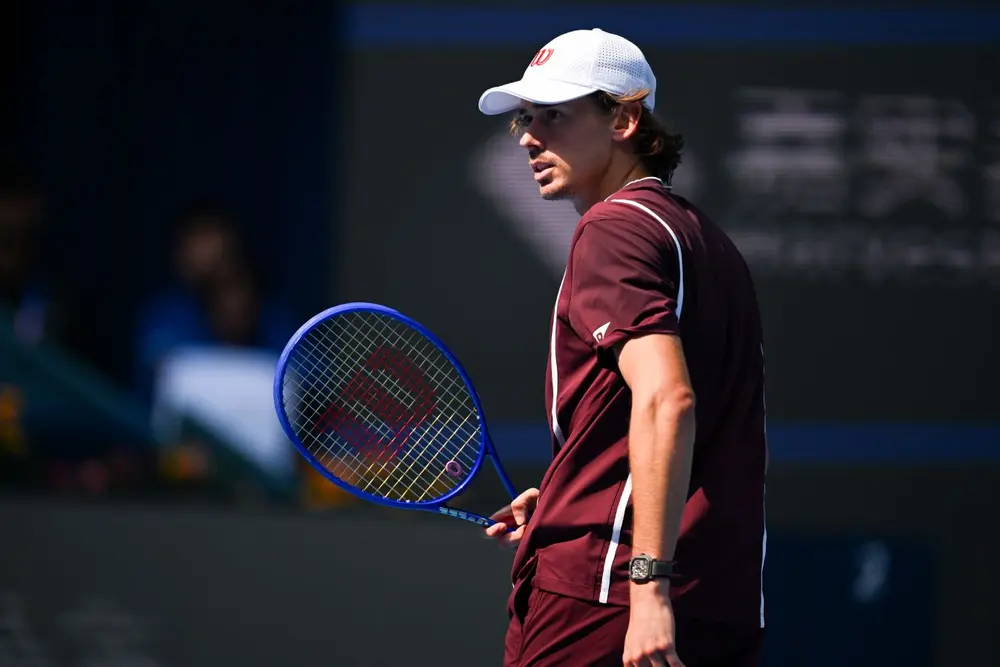 Алекс де Минор вышел в четвертьфинал турнира ATP-500 в Вене, обыграв Лёнера Тьена